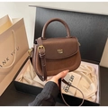 Borsa a tracolla marrone con patta in camoscio e logo dorato su confezione regalo - Marrone