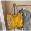 Dettaglio borsa shopper gialla con tracolla logo SJCHAO viola e trama in nylon - Giallo