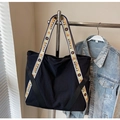 Dettaglio della borsa tote nera in tela con tracolla colorata in tessuto jacquard - Nero