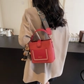 Sac seau en cuir rouge avec large bandoulière ethnique et pendentif lapin - Rouge Vin Avec Pendentif