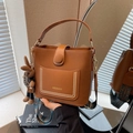 Sac seau en cuir marron avec large bandoulière à imprimé bohème et breloque lapin en peluche - Marron avec pendentif