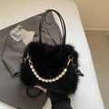 Sac seau chic en peluche noire avec fausse fourrure et chaîne de perles décorative - Noir