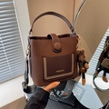 Sac seau rétro marron foncé avec large bandoulière ethnique et breloque lapin - Café avec Pendentif