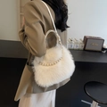 Sac seau en peluche blanche avec poignée en perles et chaîne pour la mode hiver - Blanc Cassé