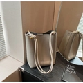 Borsa a secchiello in pelle martellata tortora con tracolla a nodo e logo - Grigio