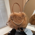 Sac seau chic en fausse fourrure marron avec chaîne de perles et bandoulière en cuir - Khaki Foncé