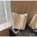 Elegante borsa a secchiello bianco sporco con trama litchi e dettagli dorati - Bianco Sporco