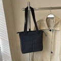 Bolso tote acolchado negro de diseño tipo puffer con cremallera y asas largas - Negro