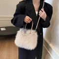 Sac seau élégant en peluche beige avec chaîne de perles et bandoulière en cuir - Khaki