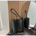 Borsa a secchiello nera minimalista in pelle a grana con tracolla a corda e nodi dorati - Nero