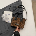 Sac seau léopard avec poignée noire et bandoulière en cuir réglable - Noir Brun (Sans Pendentif)