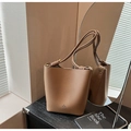 Borsa a secchiello in pelle marrone martellata con tracolla a nodo su legno - Marrone