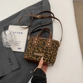 Sac seau chic à imprimé léopard avec bordure en cuir marron et bandoulière réglable - Marron (Sans Pendentif)