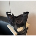 Dettaglio della borsa a mezzaluna in nylon trapuntato con tracolla regolabile e rombi - Nero