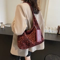 Große Hobo-Tasche mit rotbraunem Leopardenmuster und passendem Mini-Etui für Damen - Burgunderrot