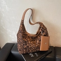 Schicke Hobo-Tasche mit Leopardenmuster, braunem Lederriemen und passendem Beutel - Braun