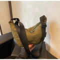 Borsa a mezzaluna trapuntata in nylon verde oliva con tracolla nera regolabile - Verde