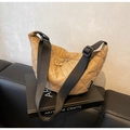 Borsa a tracolla trapuntata kaki in nylon con tracolla larga nera regolabile - Cachi