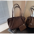 Detail einer dunkelbraunen Wildleder-Tragetasche mit Faltendesign und kleiner Tasche - Mit passender Tasche / Kaffeebraun