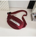 Primer plano de riñonera deportiva burdeos con estampado JIANING y correa ajustable - Rojo