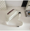Detalle de la riñonera deportiva blanca con logo JIANKING rojo y correa ajustable - Blanco