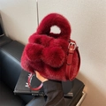 Weinrote Plüsch-Eimertasche mit Pelzbommeln und verstellbarem roten Riemen - Rot
