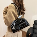 Glänzende schwarze PU-Schultertasche mit blauer Schleife und Herz-Schlüsselanhänger - Schwarz
