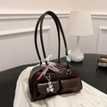 Dunkelbraune glänzende Boston-Tasche mit weißer Spitze, Schleife und Herzanhängern - Braun