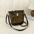 Borsa a secchiello alla moda con stampa leopardata e dettagli in pelle nera e metallo - Stampa leopardata