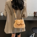 Braune flauschige Plüsch-Beuteltasche mit Schleife und Lederriemen für Damen - Braun