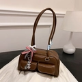 Braune Schultertasche aus Wachsleder mit Schleifendekor und silbernem Herzanhänger - Braun