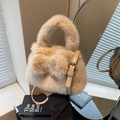 Beige Plüsch-Eimertasche aus Kunstpelz mit dekorativer Schleife und verstellbarem Riemen - Hellbeige