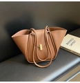 Bolso tote de cuero marrón con hebilla dorada y diseño de acordeón en los laterales - Marrón