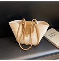 Grand sac cabas beige et marron avec boucle en métal doré et longues bandoulières - Blanc Cassé
