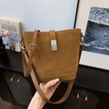 Braune Wildleder-Beuteltasche mit Silberschnalle und verstellbaren Trägern für Damen - Groß / Braun