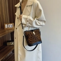 Damen-Beuteltasche mit Leopardenmuster, schwarzem Lederbesatz und verstellbarem Gurt - Groß / Leopardenprint