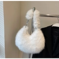 Gros plan du sac à bandoulière en fausse fourrure blanche avec chaîne argentée à cœurs - Blanc Cassé