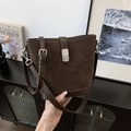 Dunkelbraune Wildleder-Beuteltasche mit Vintage-Finish und eleganter silberner Schnalle - Groß / Braun