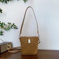 Braune Wildleder-Beuteltasche mit Silberschnalle, Doppelriemen und Retro-Stil - Klein / Braun