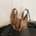 Retro braune halbmondförmige Schultertasche mit Schnalle und verstellbarem Gurt - Braun