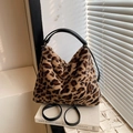 Leopardenmuster Kunstpelz Shopper mit schwarzem Griff auf minimalistischem Hintergrund - Leopard Braun