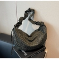 Dettaglio della borsa a tracolla leopardata con tracolla arricciata e zip in argento - Nero