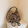 Schicke Schultertasche aus Leoparden-Kunstpelz mit schwarzen Lederriemen und Goldreißverschluss - Khaki Leopardenmuster