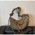Dettaglio borsa a mezzaluna in tela leopardata con tracolla arricciata di tendenza - caffè