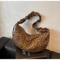 Dettaglio della borsa hobo leopardata con tracolla arricciata dal design alla moda - Marrone