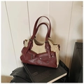 Nahaufnahme der Retro-Handtasche aus Canvas und Leder mit Nieten und Reißverschlüssen - Burgunderrot