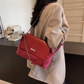 Dunkelrote Schultertasche aus Materialmix mit Silberkette und Logo für Damen - Burgunderrot