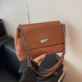 Braune Vintage-Umhängetasche mit Silberkette und Logo-Patch im Materialmix - Braun