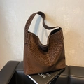 Borsa tote leopardata in pelle scamosciata marrone su panca in pelle nera con libro - Marrone