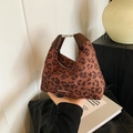 Hobo-Tasche mit Leopardenmuster, dunkelbraunem Ledergriff und silberner Metallschnalle - Leopard Kaffee